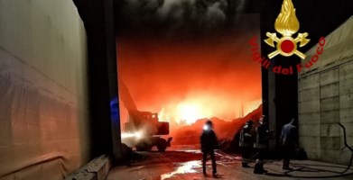 Incendi nel Catanzarese, due aziende in fiamme durante la notte 